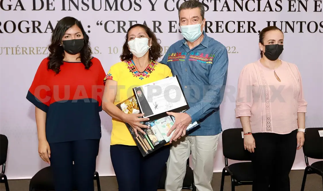 Entrega Ejecutivo insumos y constancias a mujeres