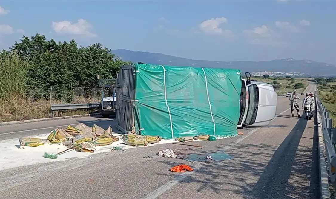Vuelca camioneta y chofer pierde un brazo