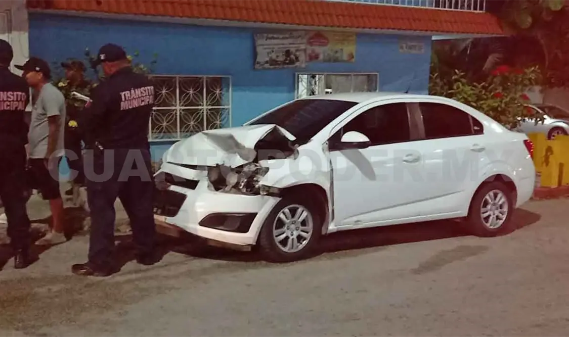 Se estrella contra un automóvil aparcado