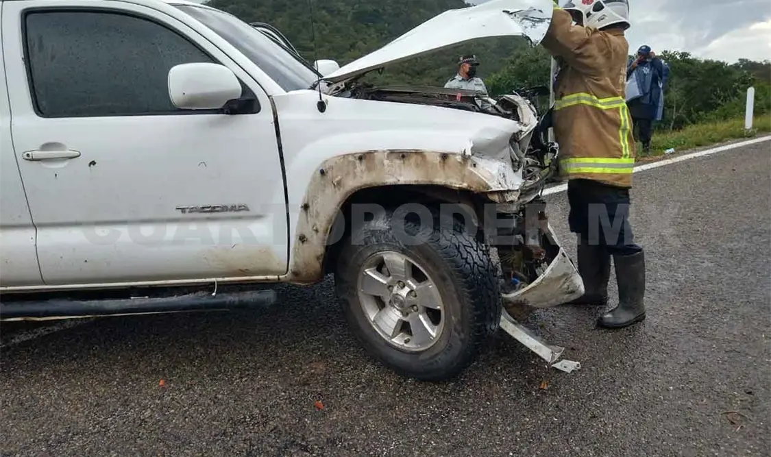 Acelerado pierde el control y destroza su camioneta