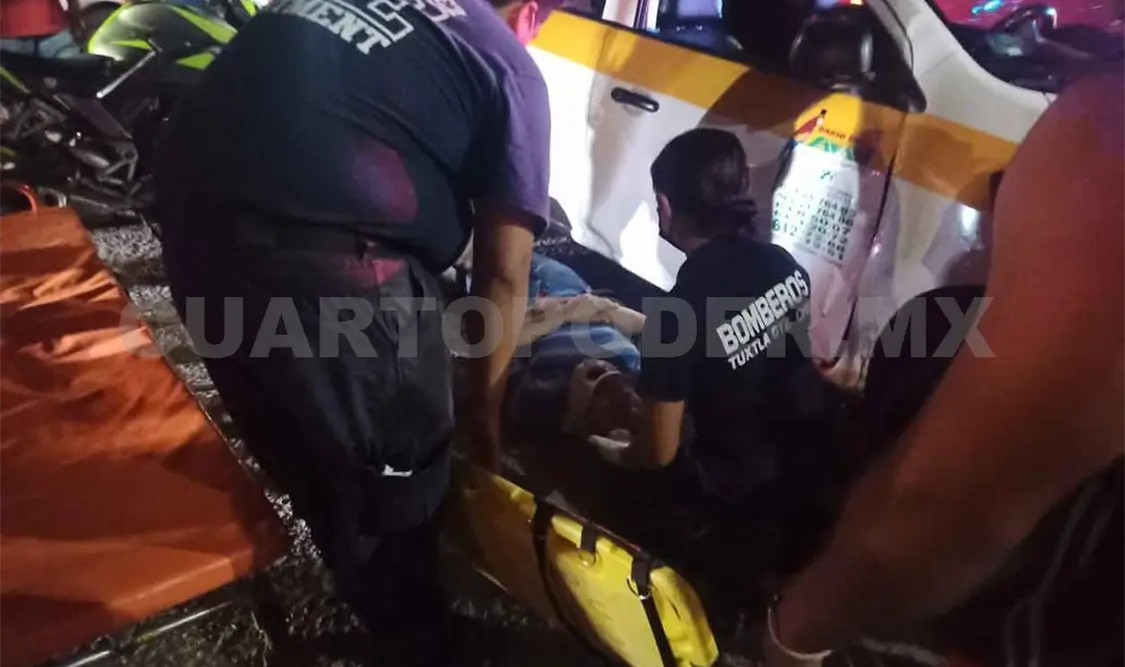 Motociclista resulta herido al estrellarse contra un taxi