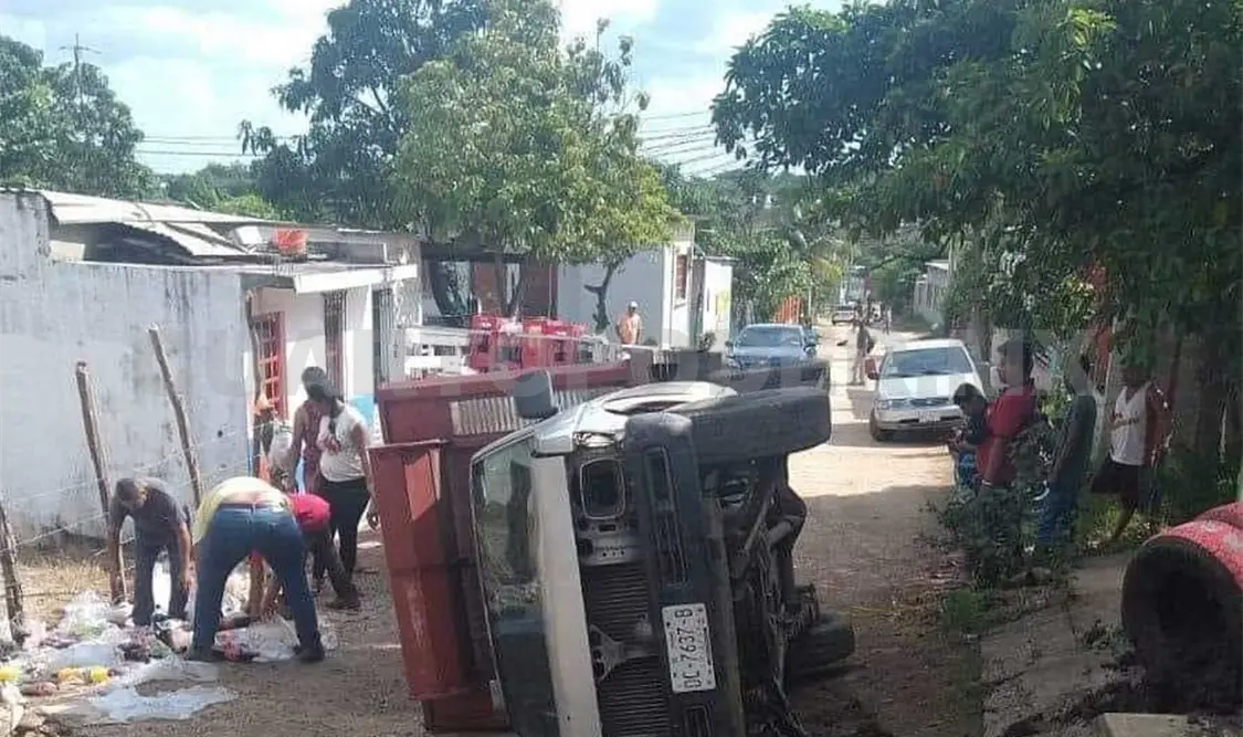 Vuelca su camioneta y colonos hacen rapiña