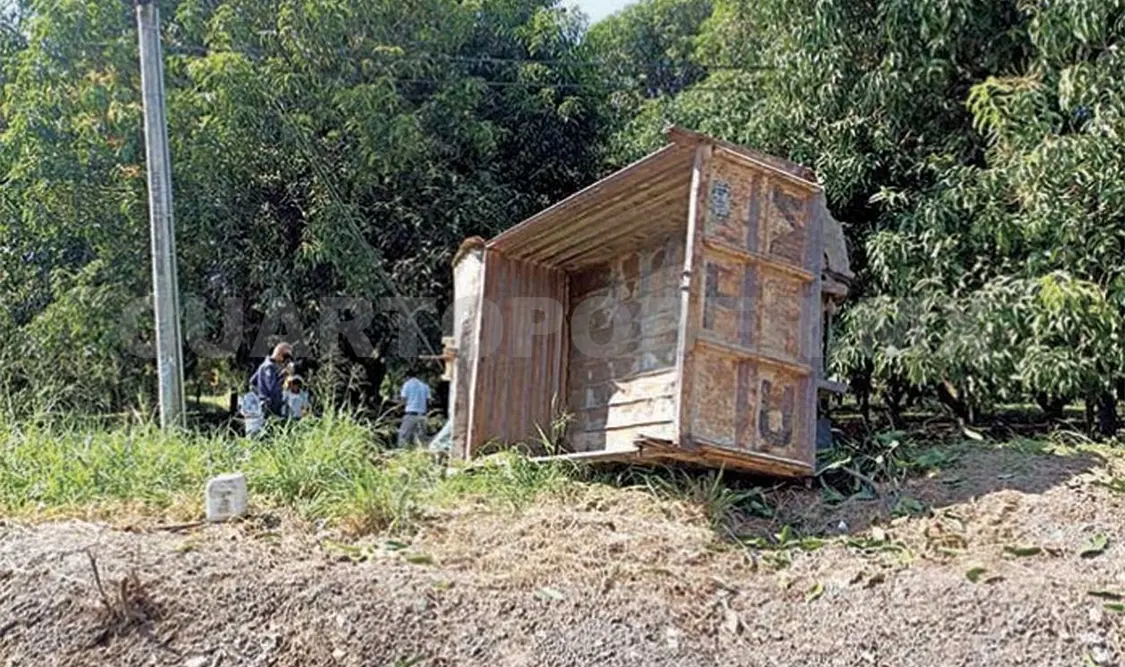 Vuelca pesada unidad; queda fuera de carretera
