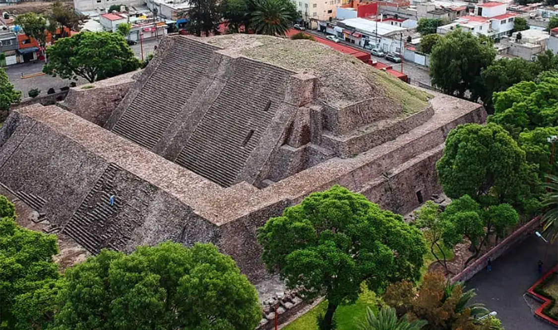 La Pirámide de Tenayuca emerge entre industrias y casas. Cortesía