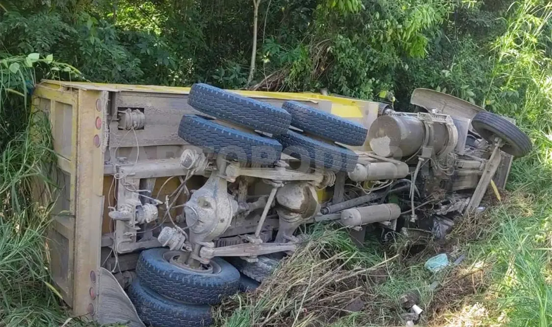 Miles de pesos en daños materiales fue el saldo del accidente, por fortuna no hubo víctimas que lamentar. Genaro Sánchez / CP