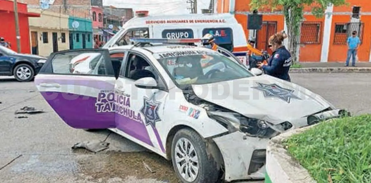 Miles de pesos en daños materiales y una oficial herida en accidente vial. Cortesía
