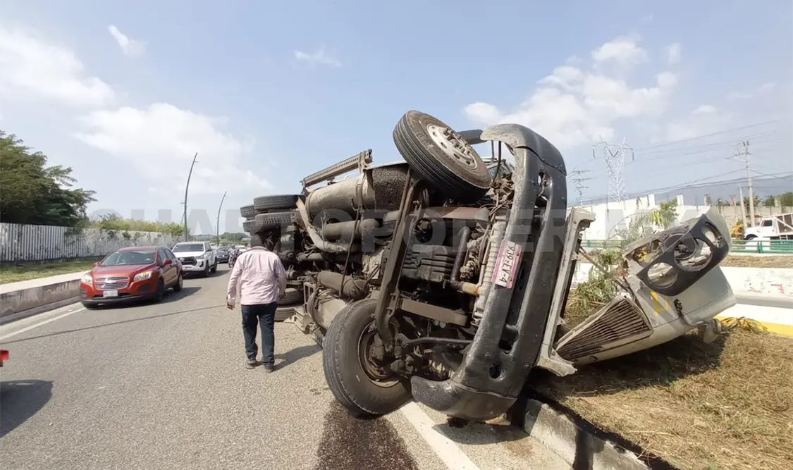Vuelca tractocamión y provoca caos vial