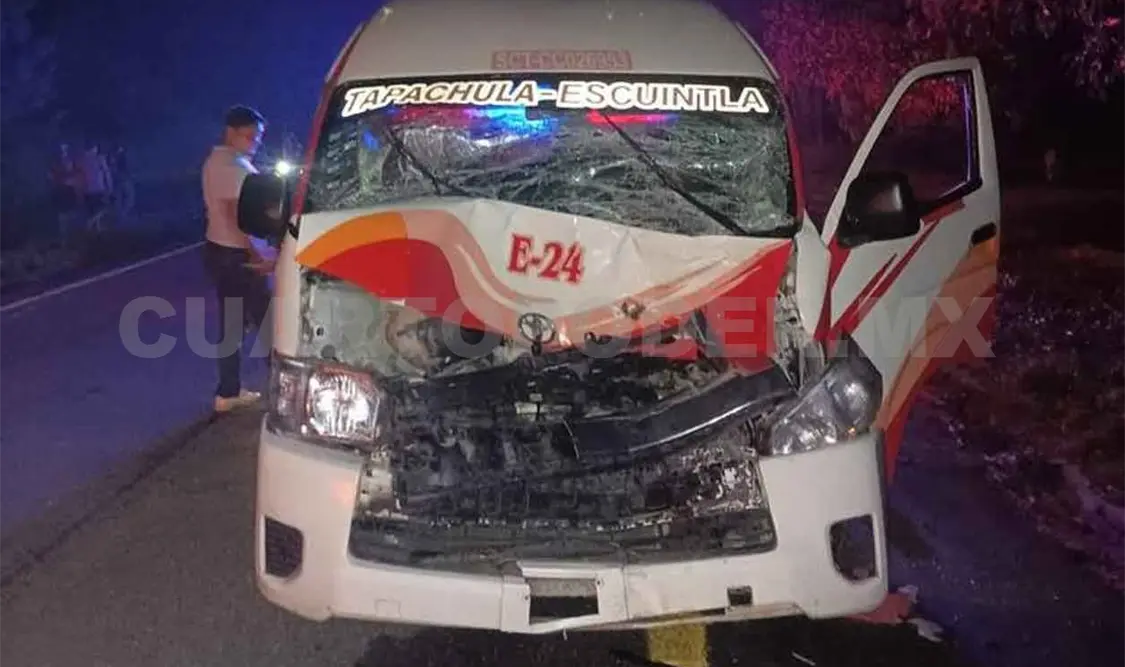 Resultan tres mujeres heridas al atropellar combi a una vaca
