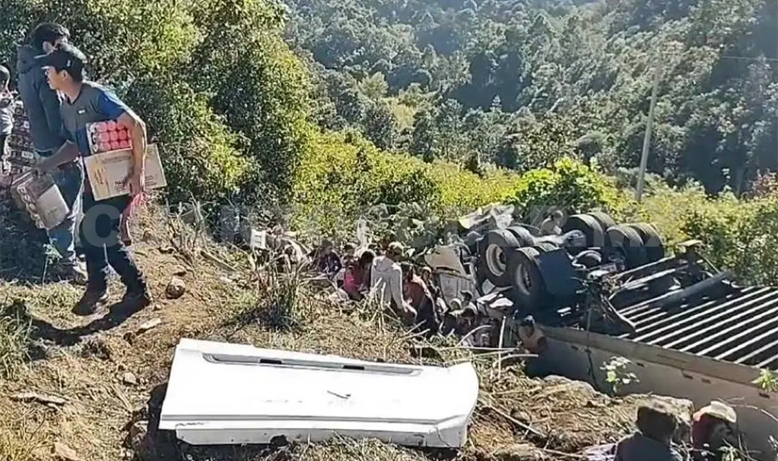 Volcadura de tráiler en autopista genera rapiña