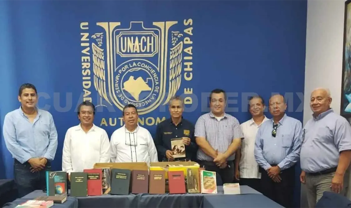 Donan libros para Escuela de Derecho de la Unach