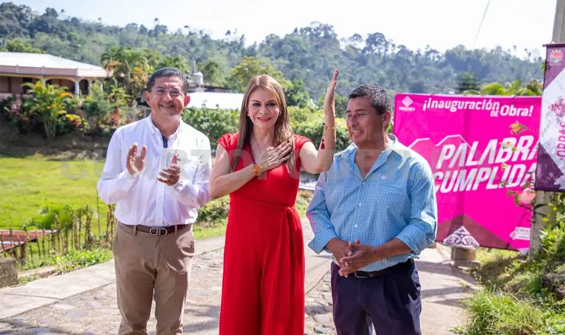 Rosy Urbina inaugura obra de electrificación