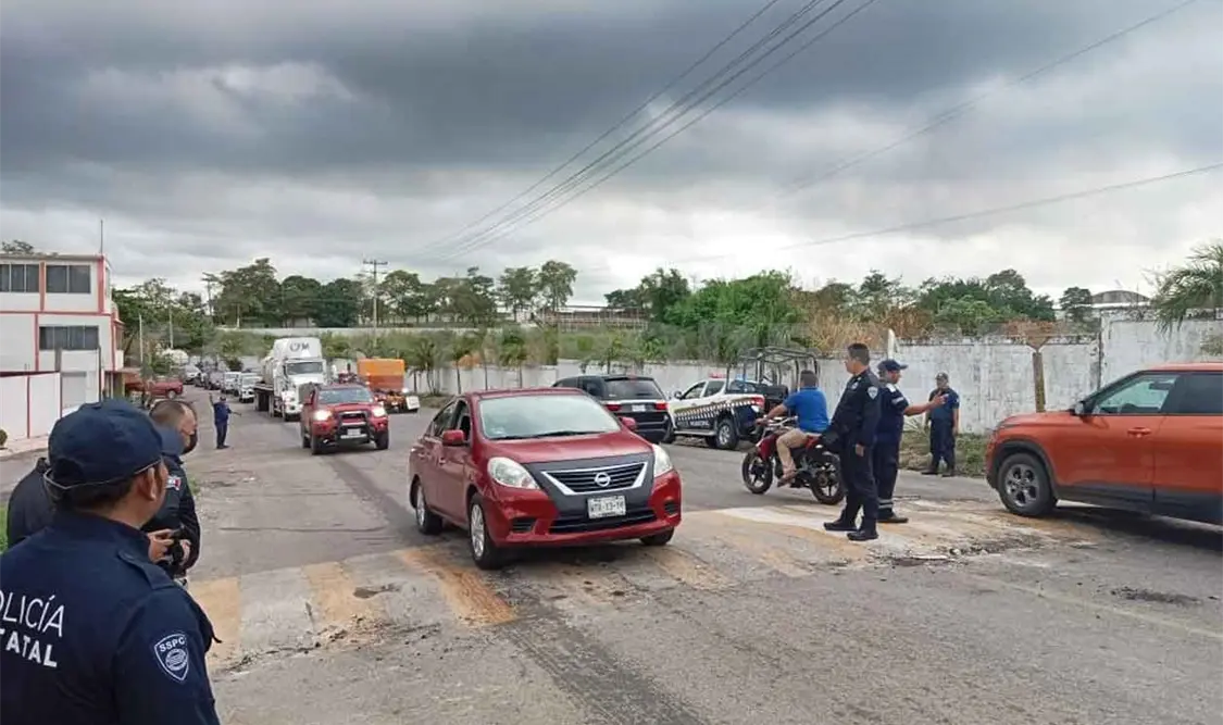Bloquean carretera en solicitud de despensas