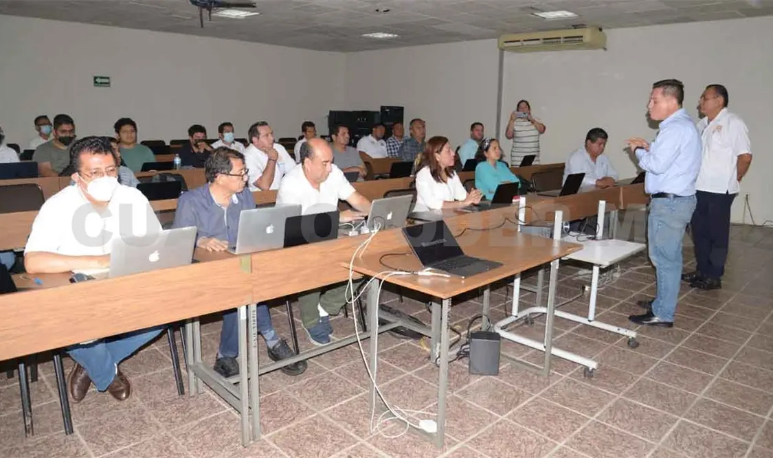 Capacitan a docentes en lenguaje de programación