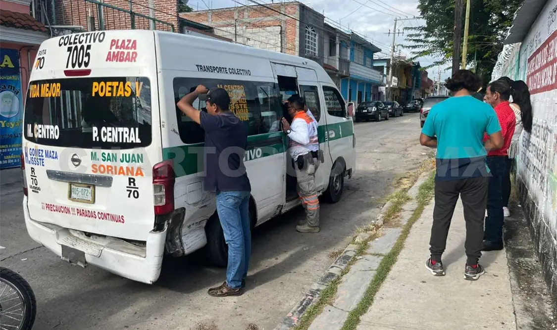 Mujer impacta contra colectivo en avenida