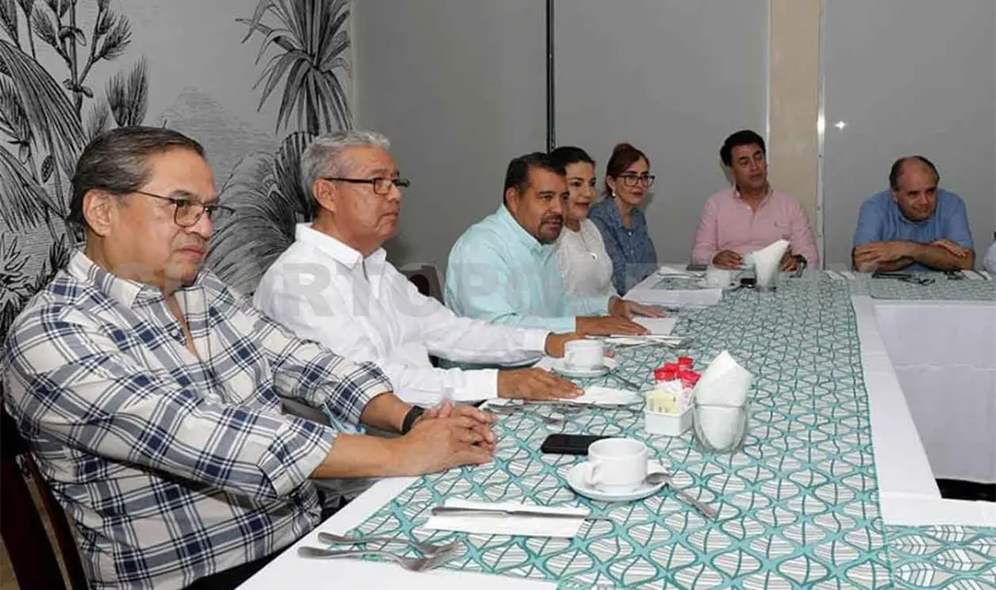 Conversa Javier Jiménez con notarios de Tapachula