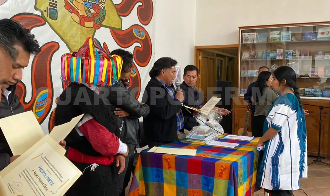 Premian a ganadores de concurso de narrativa