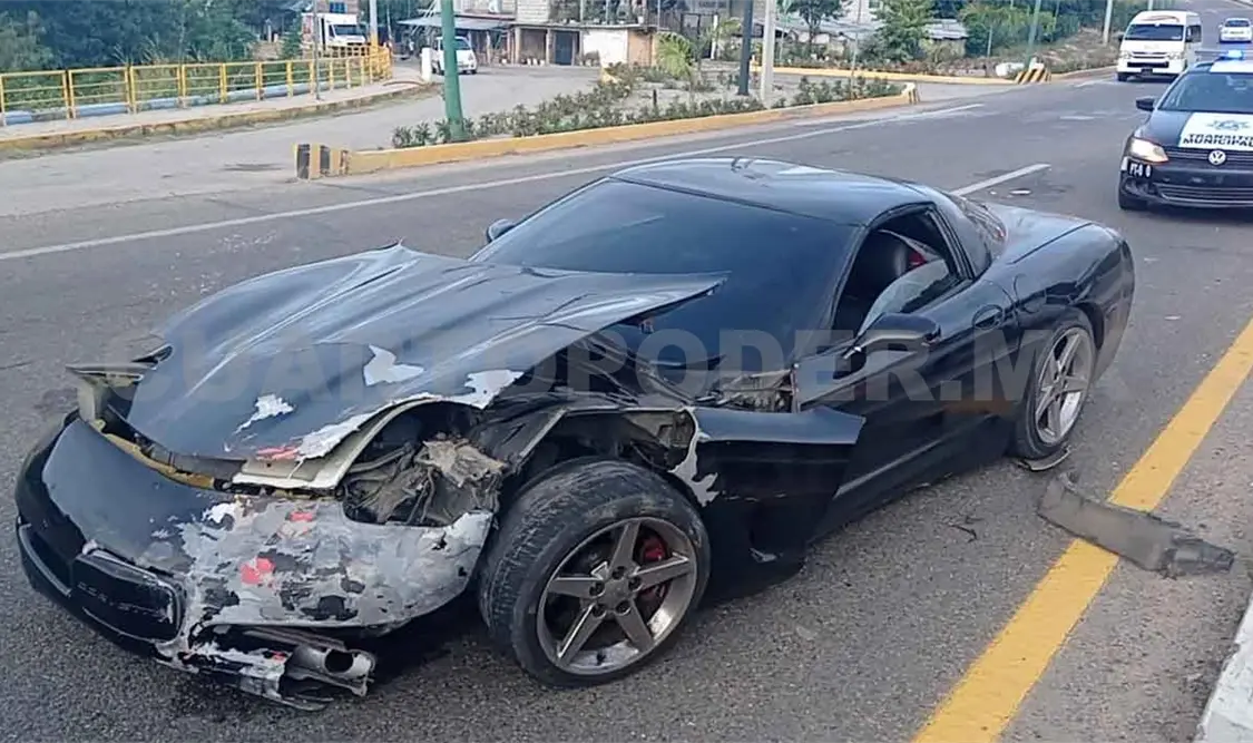 Corvette se estrella contra taxi; dos personas heridas