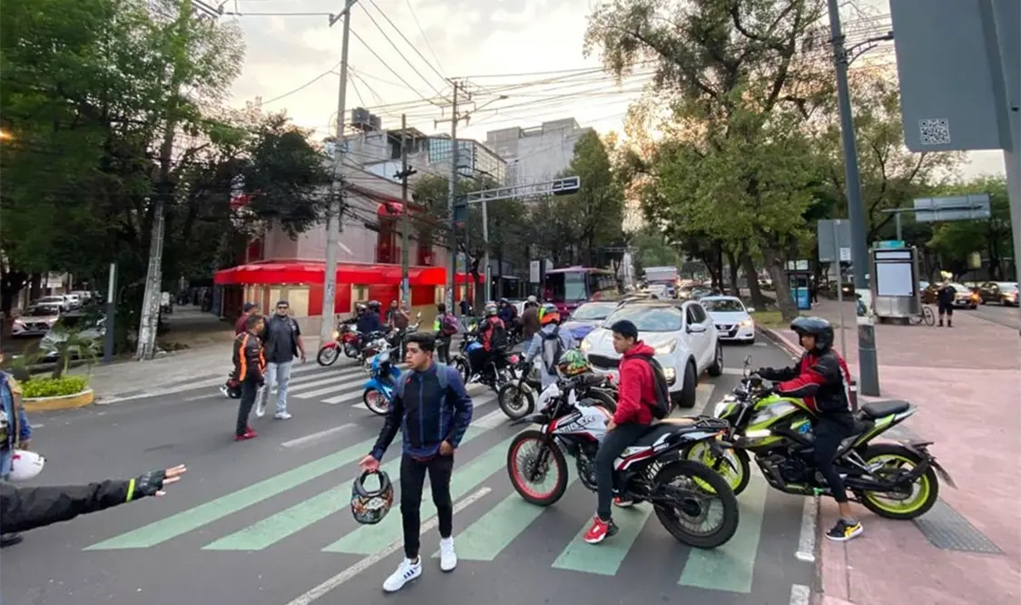 Policías y motociclistas se enfrentan tras protesta