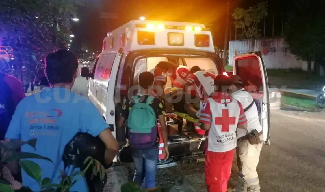 Derrapó pareja y dama es llevada al hospital