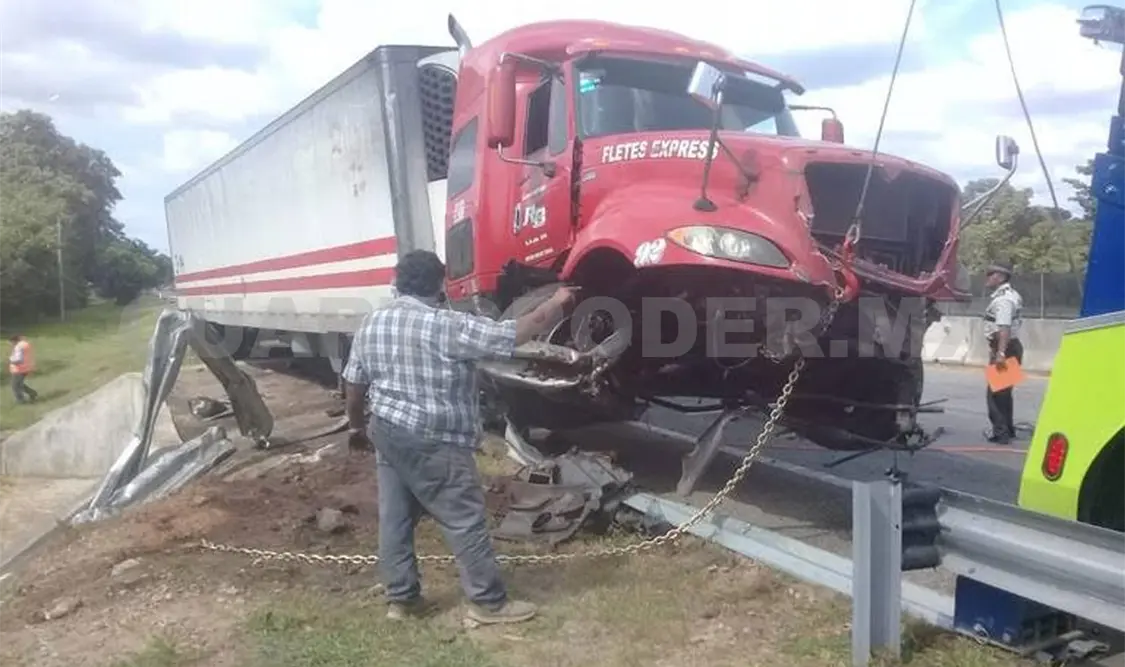 Se accidenta camión en la carretera Costera