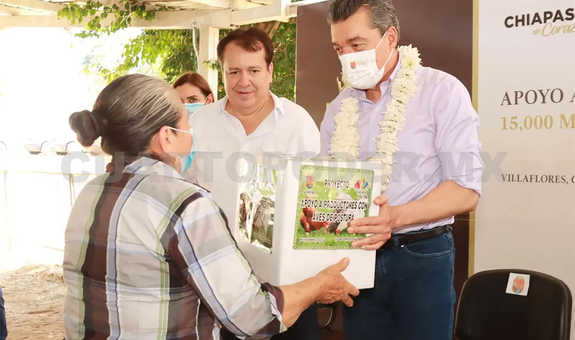 Beneficia Escandón a mujeres de Villaflores