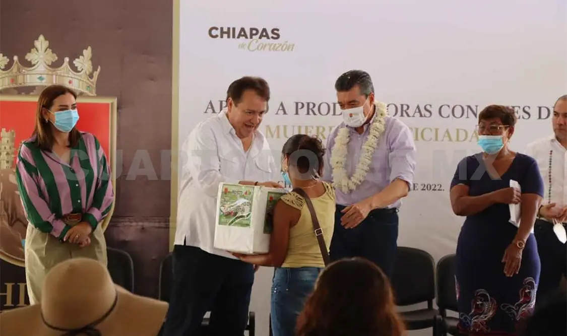 Encabezan REC y alcalde entrega de aves de postura