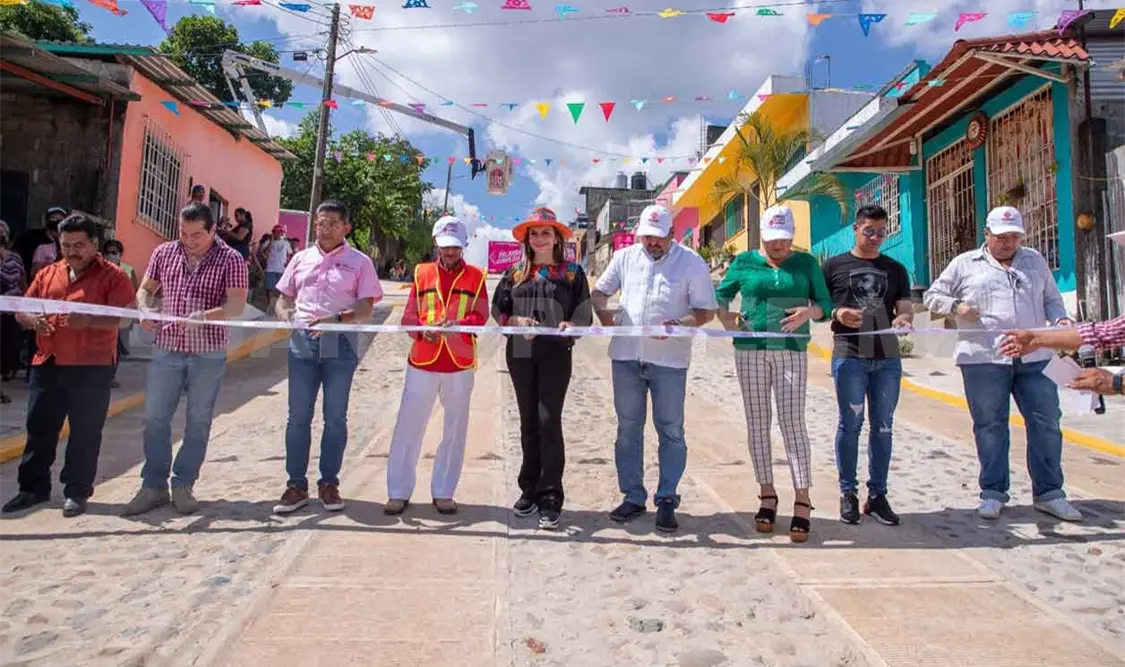 Rosy Urbina inaugura nuevas vialidades