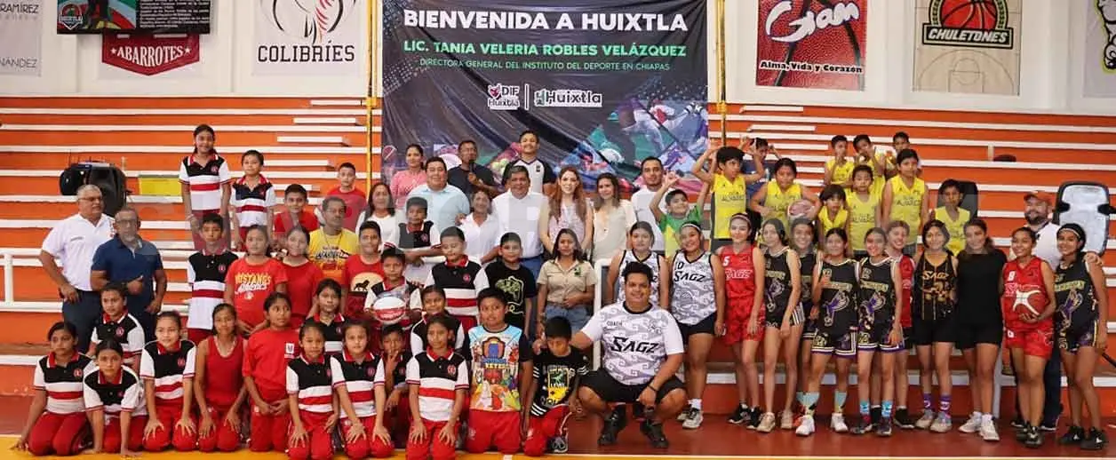 Rehabilitan espacios deportivos en Huixtla