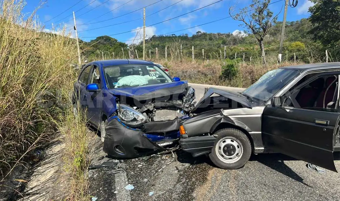 Colisionan de forma frontal; hay un herido