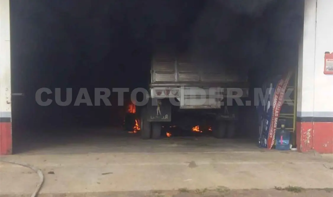 Se incendia camión al interior de un taller