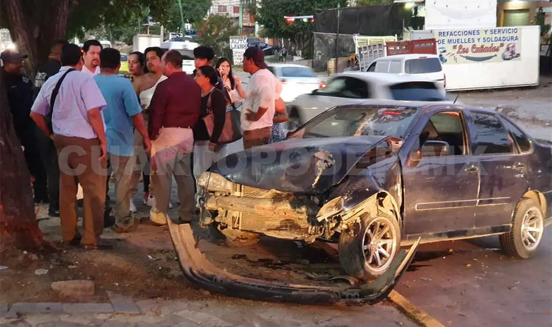 Se estrella contra árbol en el libramiento Sur