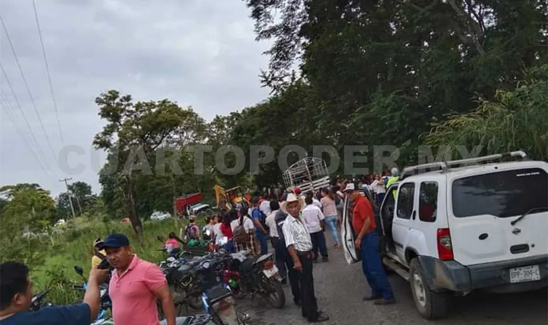 Comuneros cierran carretera exigiendo que la arreglen