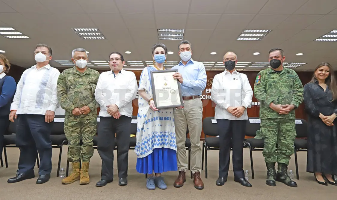 Entrega distintivo “Empresa Comprometida con DD. HH.”