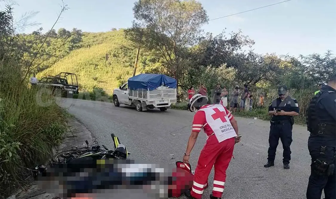 Se accidenta motociclista en la carretera y fallece