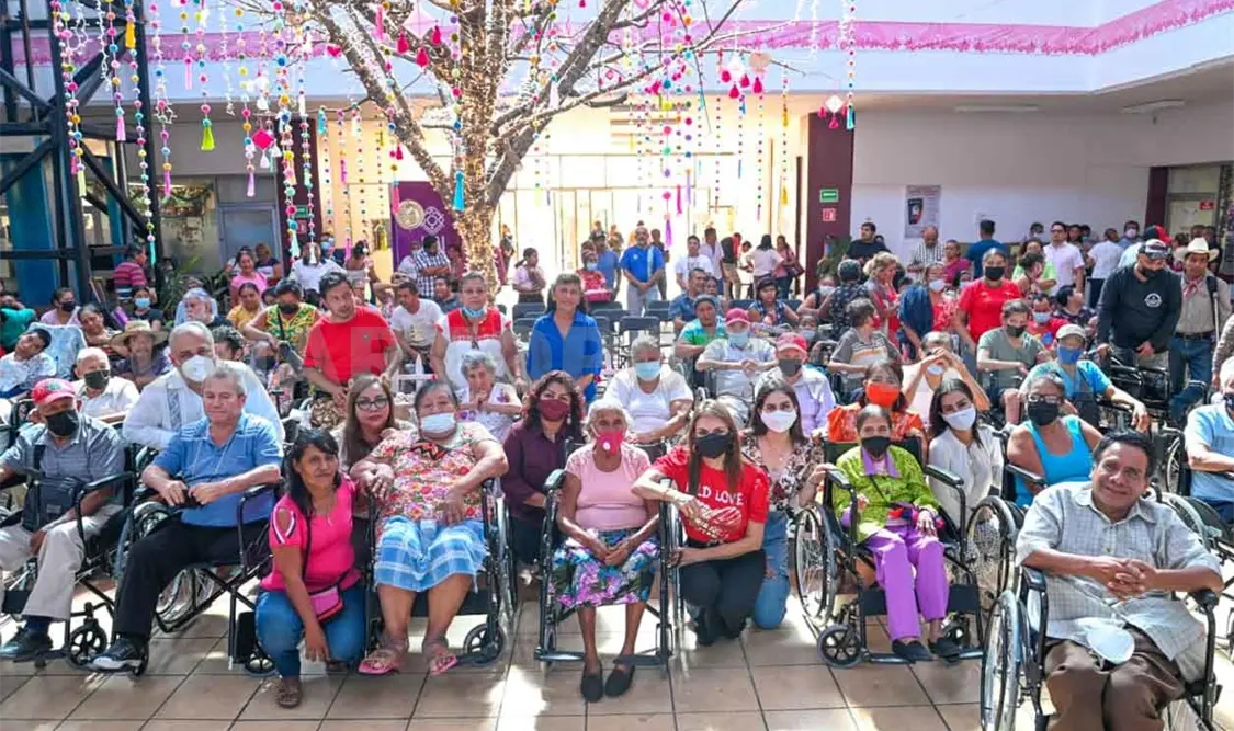 Encabeza alcaldesa entrega de ayudas funcionales
