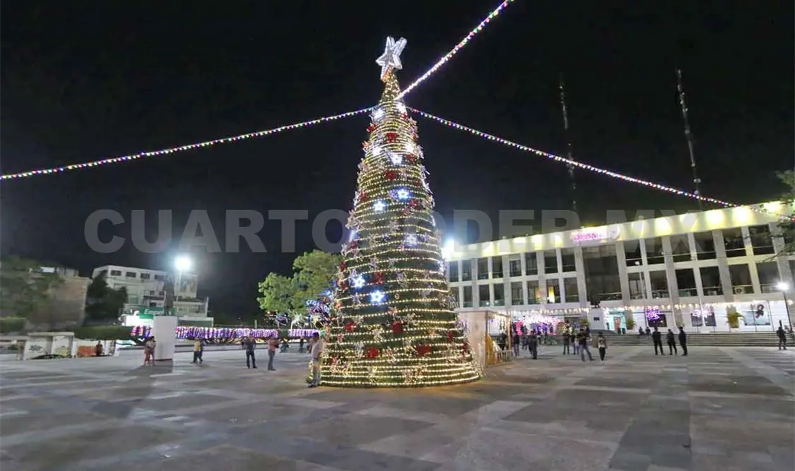 Encabeza edil encendido del árbol de Navidad