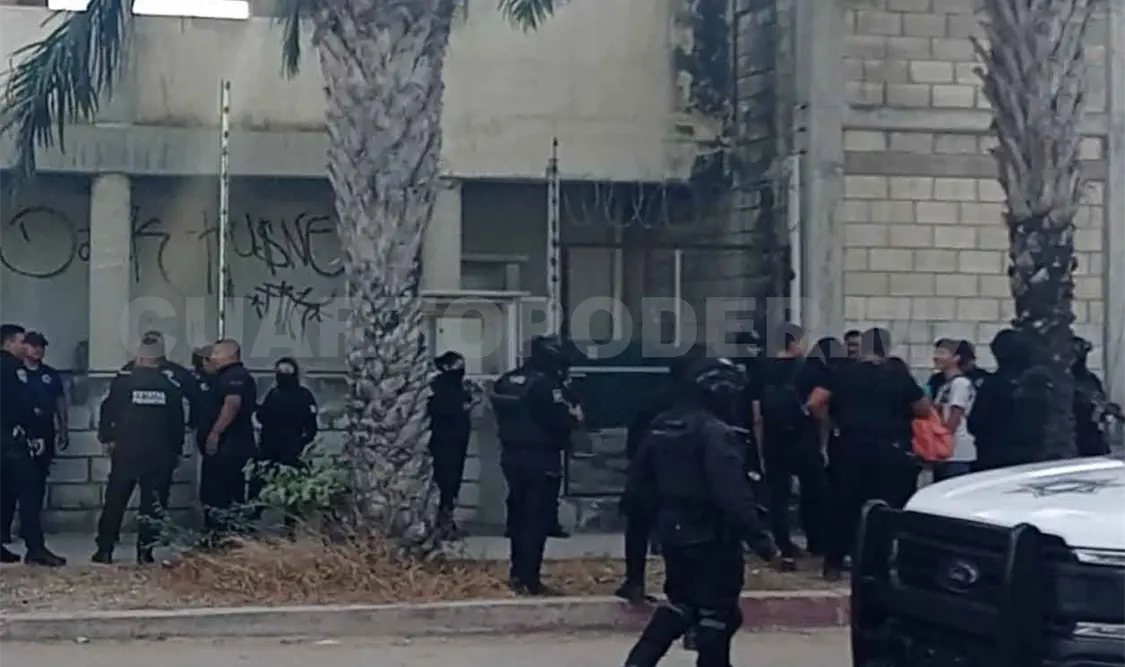 Tres estudiantes armados en combi causan pánico