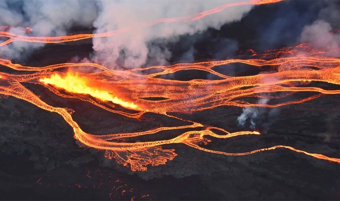 La lava avanza lentamente a un ritmo que podría llegar a la carretera la próxima semana. Cortesía