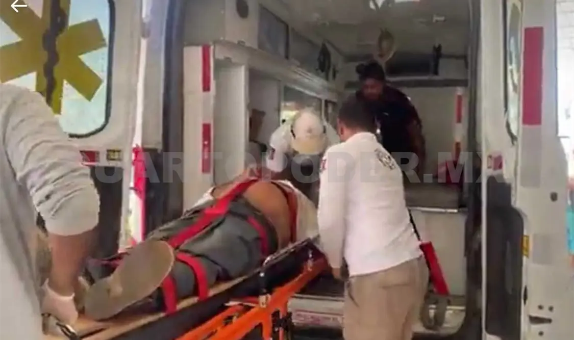 Paramédicos de Protección Civil se presentaron para auxiliar al hombre y luego lo trasladaron a un hospital para ser atendido. Cortesía