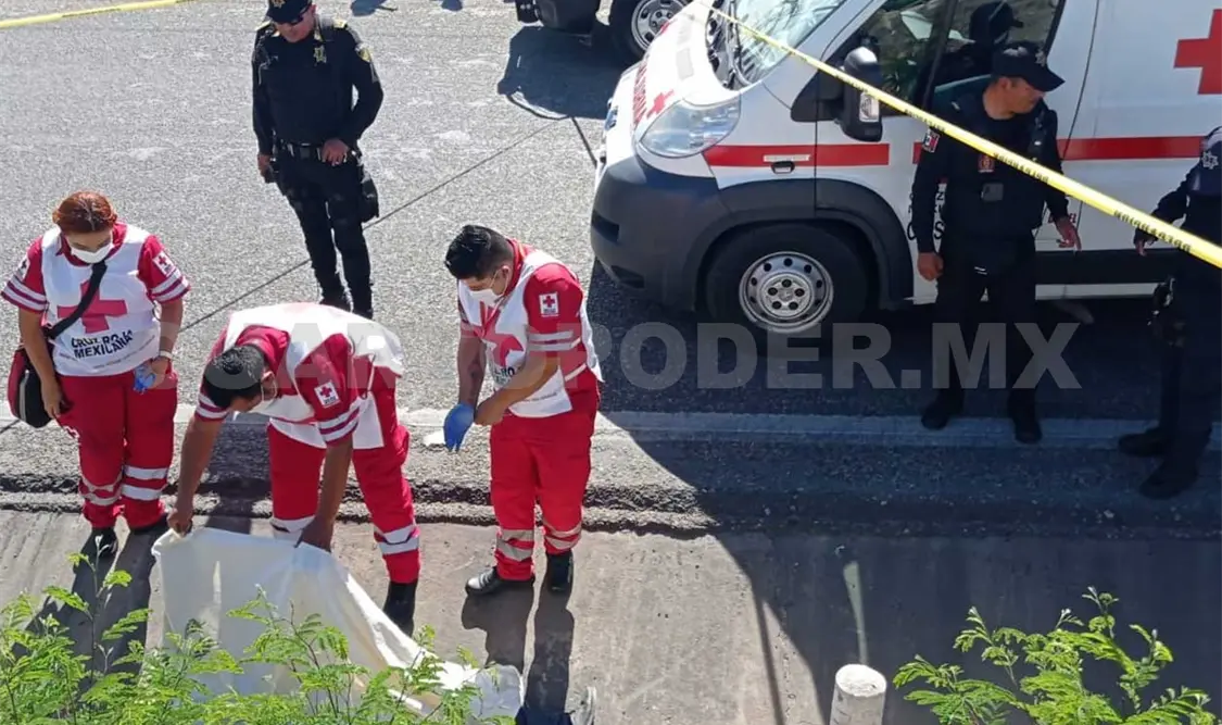 Paramédicos de la Cruz Roja Mexicana llegaron para valorar al anciano, pero ya contaba con signos vitales. Ulises López / CP