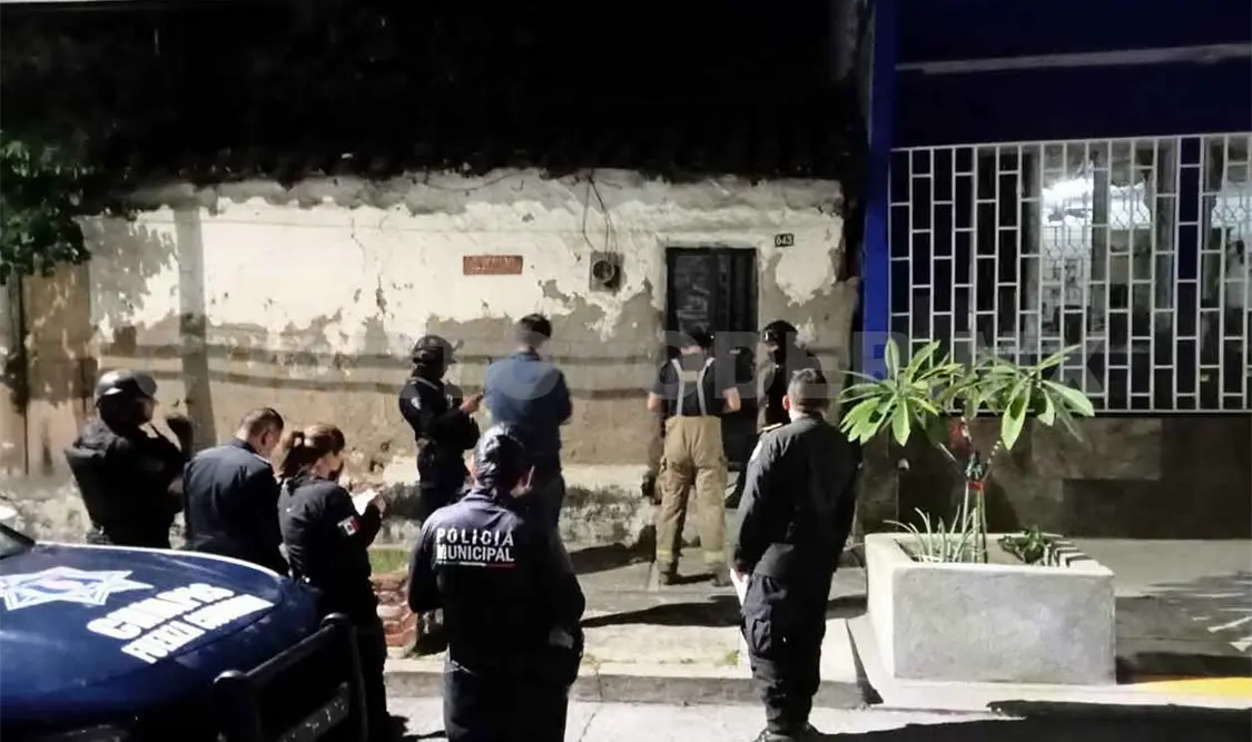 Hallan muerto a adulto mayor en patio de casa