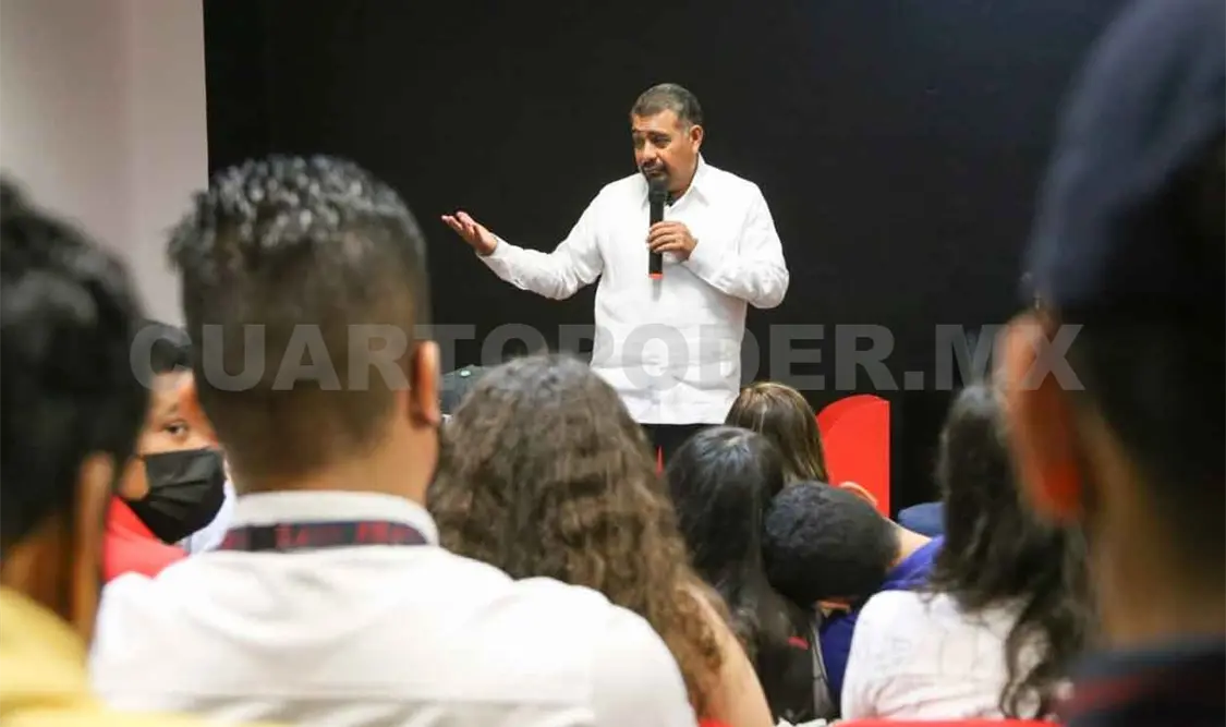Convive Javier Jiménez con universitarios
