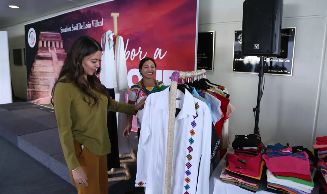 Sasil De León inaugura la exposición con “Sabor a Palenque” en el Senado de la República