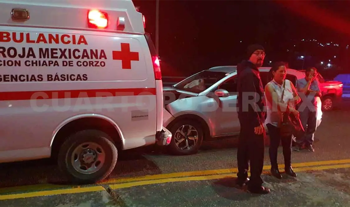 Vehículo impacta a ambulancia; dos socorristas heridos