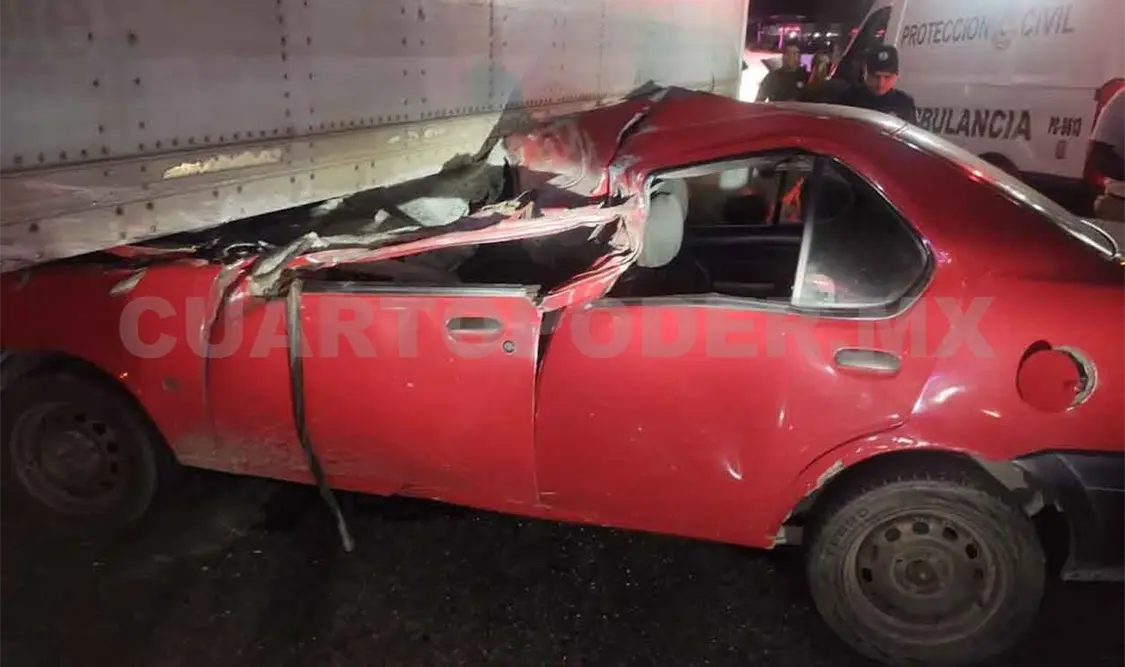 Automóvil se incrusta en tráiler; dos heridos