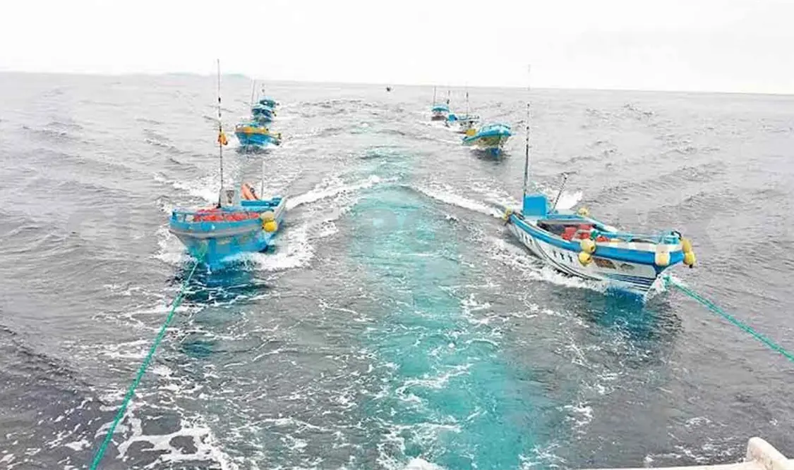 Aseguran lancha con combustible en alta mar