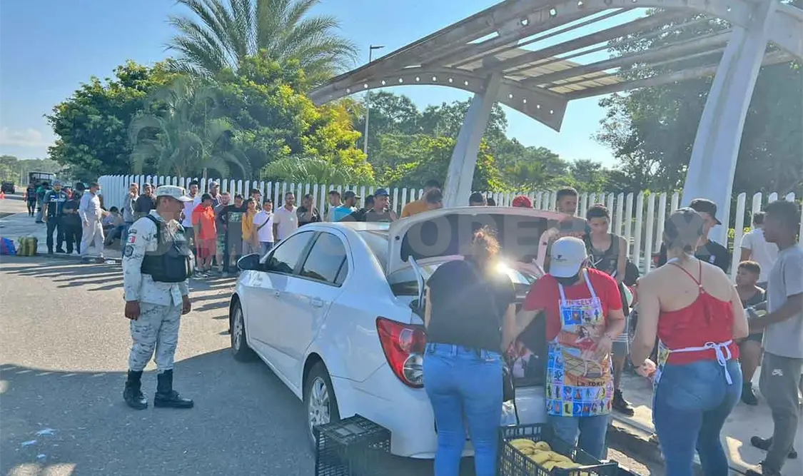 Extranjeros residentes donan alimentos