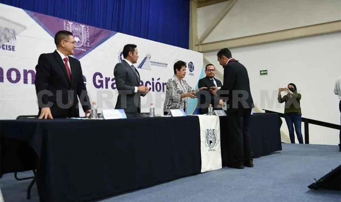 Celebran graduación de licenciaturas a distancia