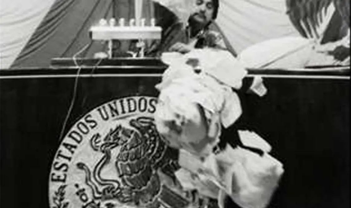 La imagen en blanco y negro del fotoperiodista Fabrizio León capturó a un joven Félix Salgado arrojando boletas rotas. Cortesía