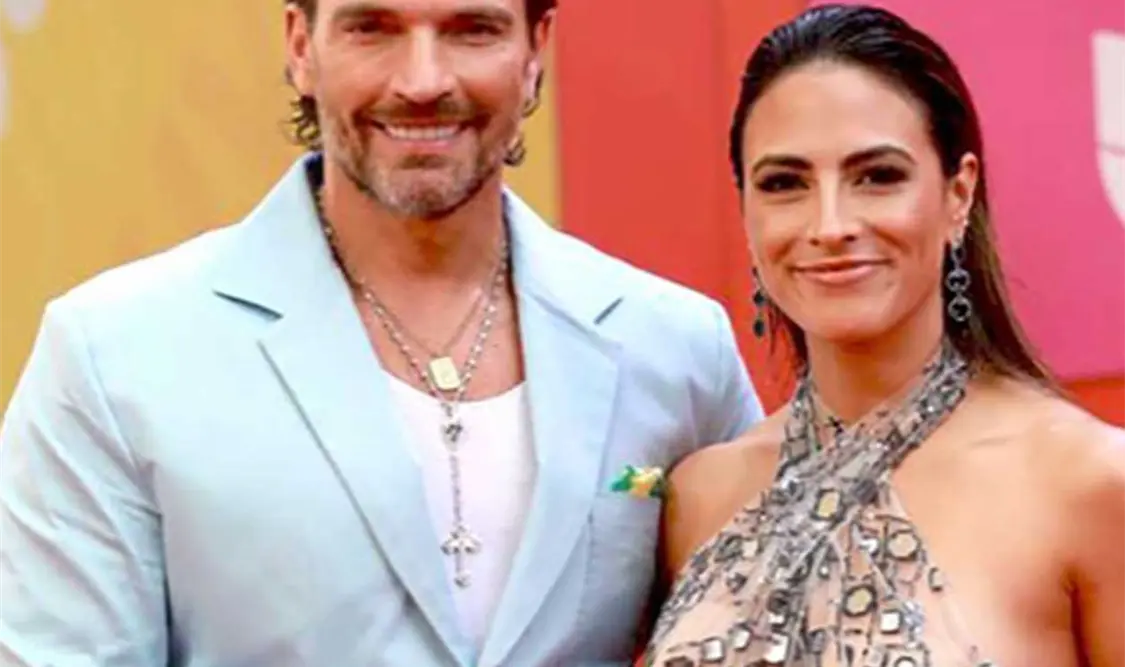 Julián Gil y Valeria Marín se comprometen